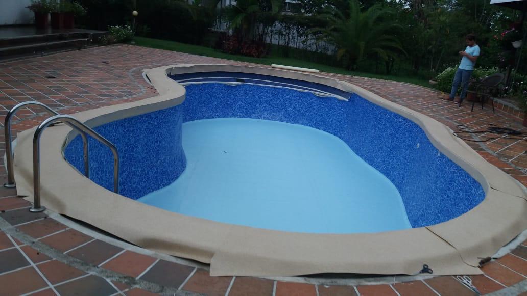 Construcción de piscina turística en geomembrana