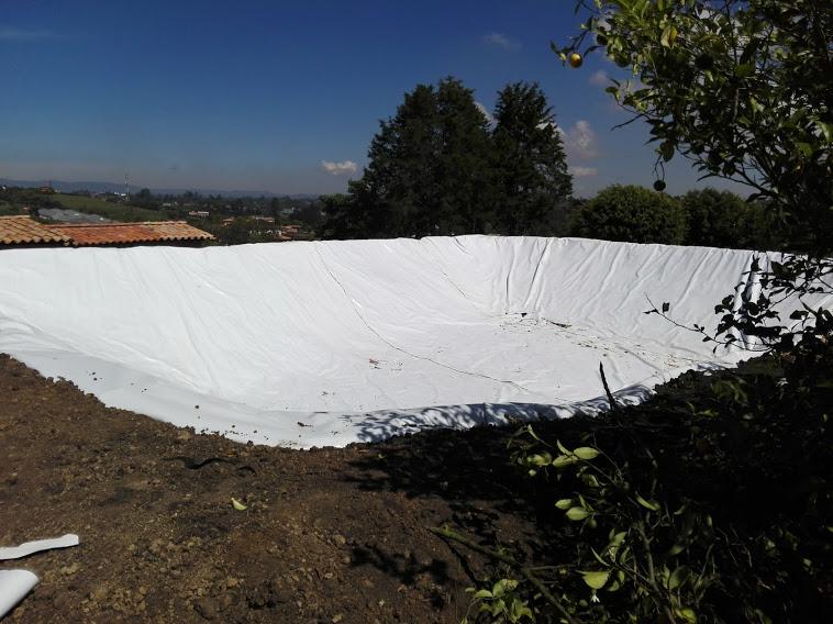 Reservorio con geomembrana en proyecto rural agrícola