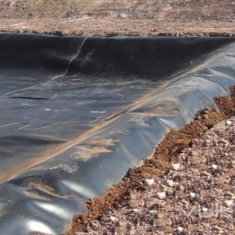 Reservorio agrícola con geomembrana para almacenamiento de agua