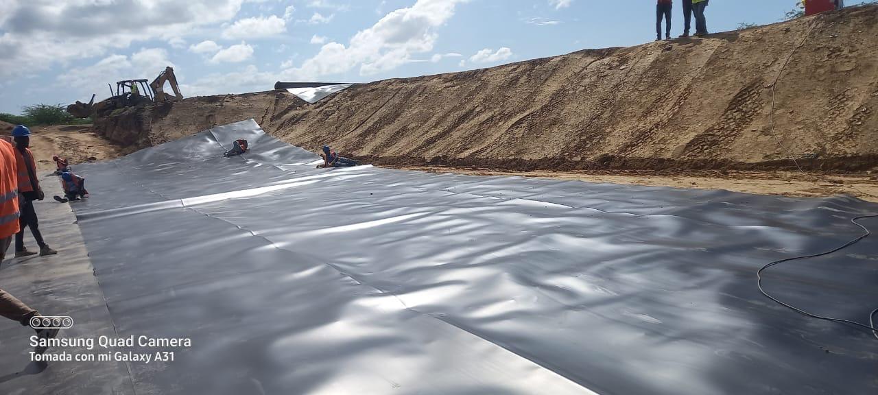 Reservorio con geomembrana para almacenamiento de agua