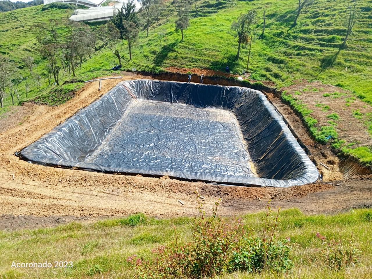 Reservorio ganadero con geomembrana para abastecimiento de agua
