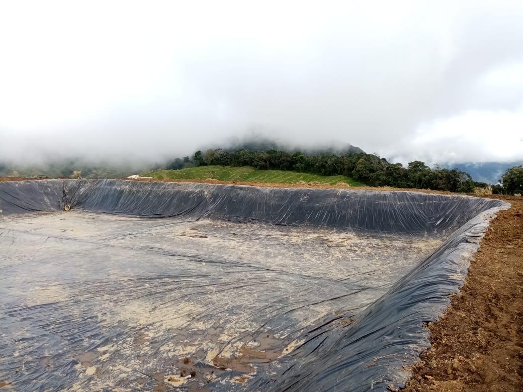 Reservorio con geomembrana en obra hidráulica