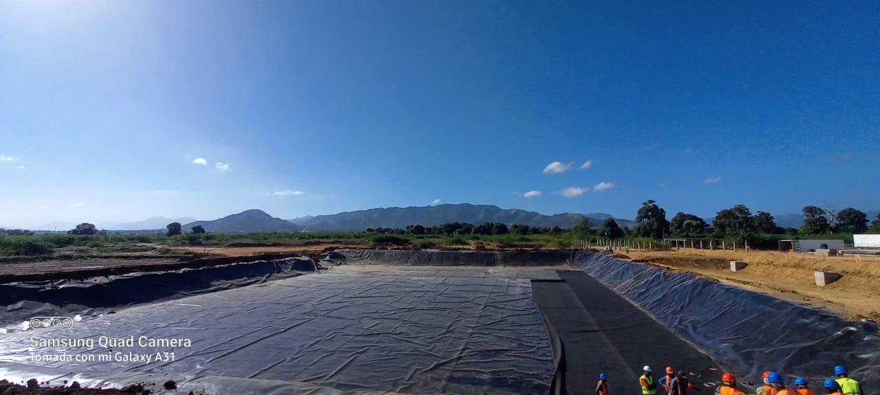 Reservorio con geomembrana en proyecto rural