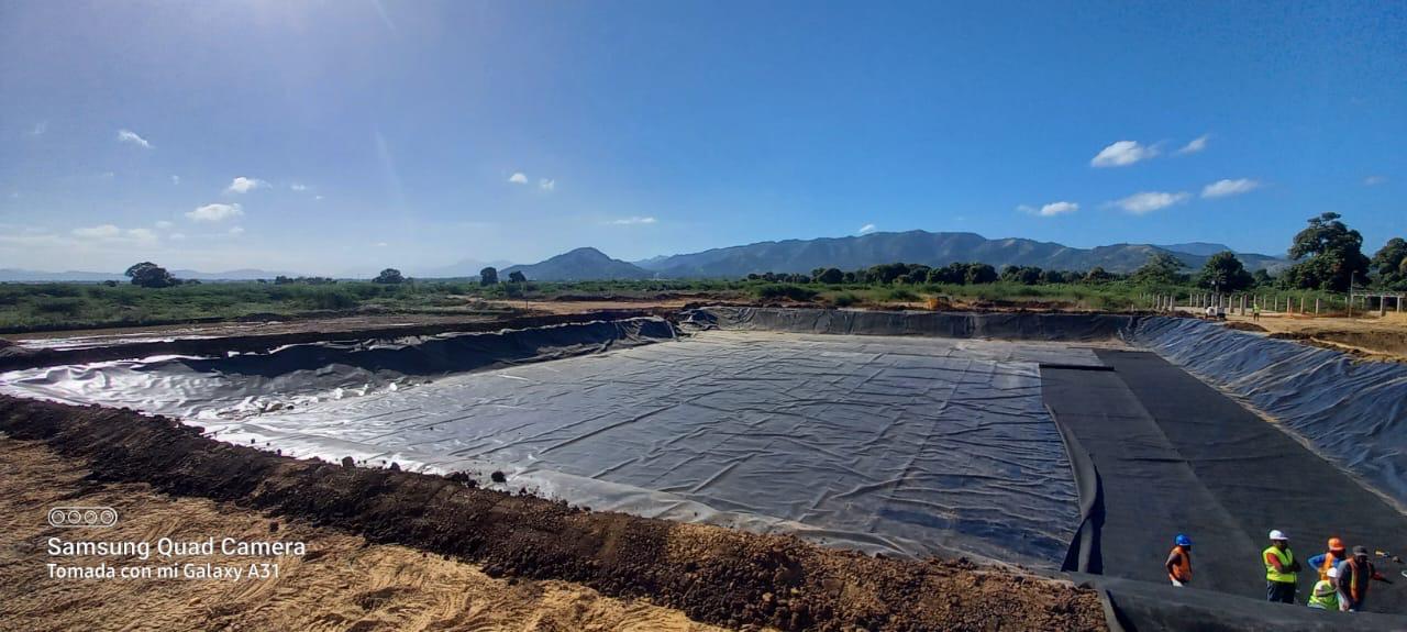 Reservorio con geomembrana para riego de cultivos