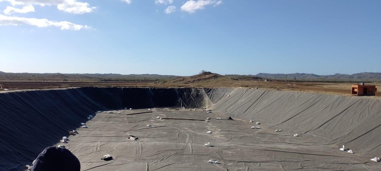 Reservorio con geomembrana para riego